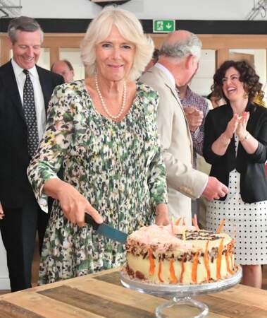 Camilla Parker Bowles découpe son gâteau d'anniversaire pour ses 71 ans ce mardi 17 juillet