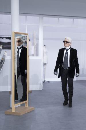 Karl Lagerfeld et ses couturières lors du défilé Chanel Haute Couture au Grand Palais en 2016