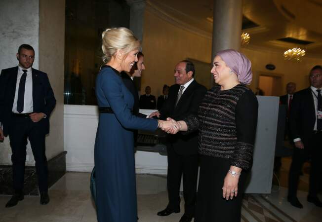 Brigitte Macron radieuse en bleu nuit et un joli chignon haut très élégant