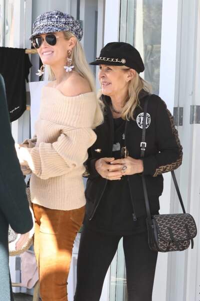 Laeticia Hallyday fait du shopping avec sa mère Françoise Thibault à Brentwood le 6 février. 