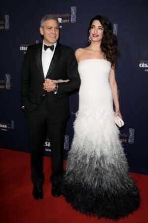 César 2017 : Amal Clooney dans une robe de princesse au bras de son mari George Clooney