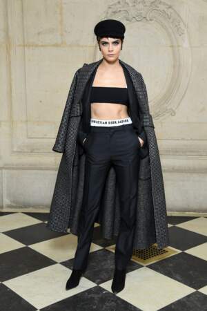 Pour le défilé Dior, Cara Delevingne ose le maxi trench au dessus d'une costume féminin rock, assorti d'un béret.
