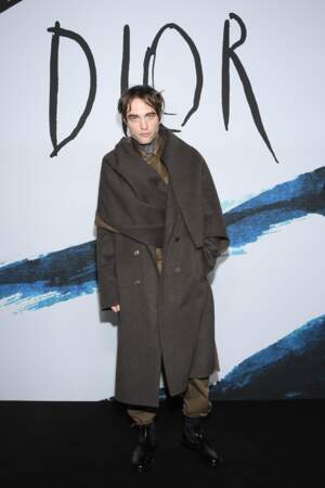 Robert Pattinson looké comme jamais au défilé Dior Homme