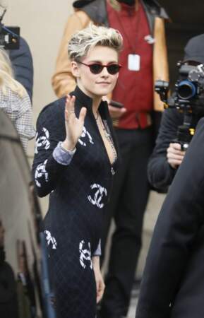 La combinaison sexy de Kristen Stewart était accessoirisée de bijoux en accumulation et de lunettes de soleil.