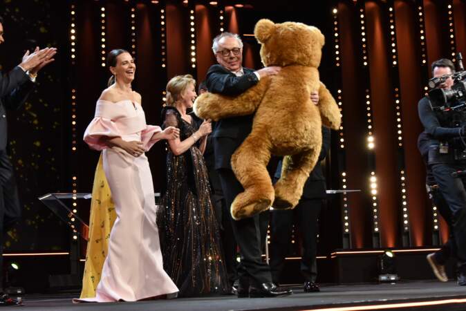 Dieter Kosslick, le directeur fantasque du festival, et son ours en peluche font beaucoup rire Juliette Binoche