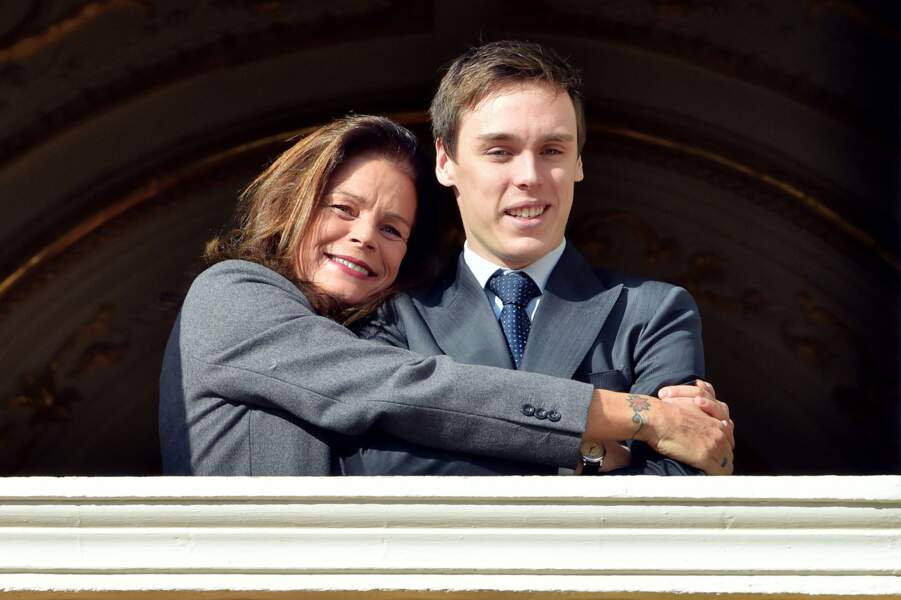Stéphanie de Monaco enlace son fils Louis au balcon du palais princier à Monaco, le 7 janvier 2015