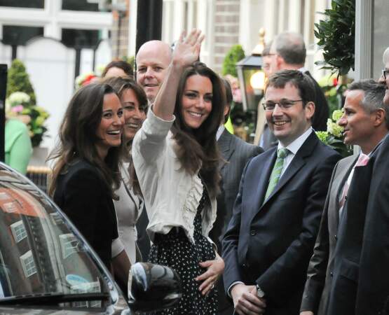 Le 28 avril 2011, Pippa et Carole Middleton accompagnent Kate devant l'hôtel Goring, la veille de son mariage