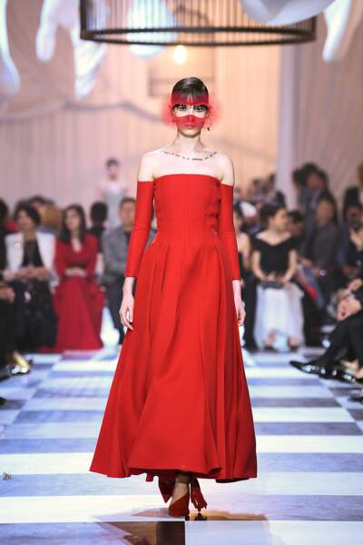 Choix judicieux du rouge, couleur favorite de Christian Dior... et symbole de vitalité en Chine.