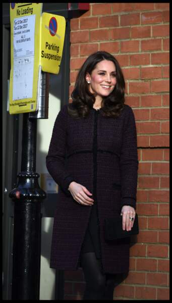 Kate Middleton dans son manteau prune, à l'occasion d'une fête de Noel caritative à Londres, le 12 décembre 2017