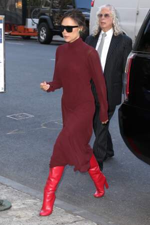 Victoria Beckham nous inspire : porter une robe mi longue avec des cuissardes est élégant et glamour.
