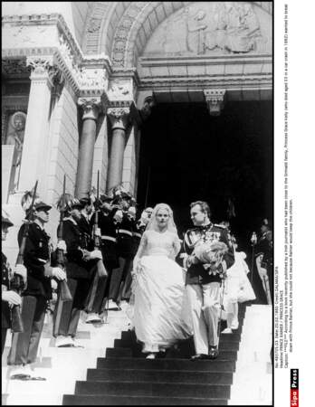 Grace Kelly et le prince Rainier de Monaco à la sortie de la Cathédrale, après leur mariage religieux