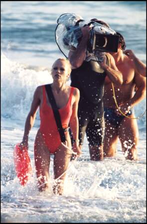 L'eau a l'air froide pour Pamela Anderson