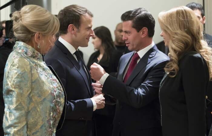Brigitte Macron avec son manteau Louis Vuitton et son fameux chignon "officiel" 