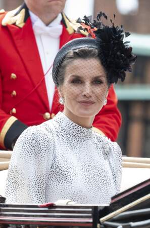 Letizia d'Espagne, une reine moderne en voilette et serre-tête large sur chignon bouclé le 17 juin