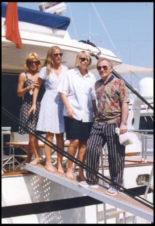 Charles Aznavour avec sa femme Ulla et ses filles Seda et Katia, en 1993.