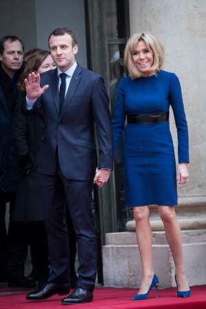 Brigitte Macron en robe droite, une tenue qui met en valeur ses belles jambes fuselées