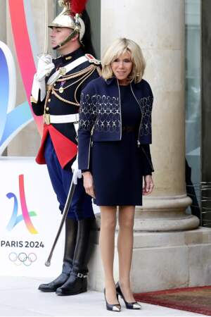 Brigitte Macron en robe bleue et veste assortie