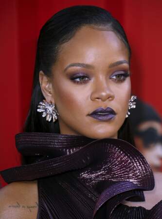 Rihanna ose le violet métallique parfaitement en accord avec ses paupières violines