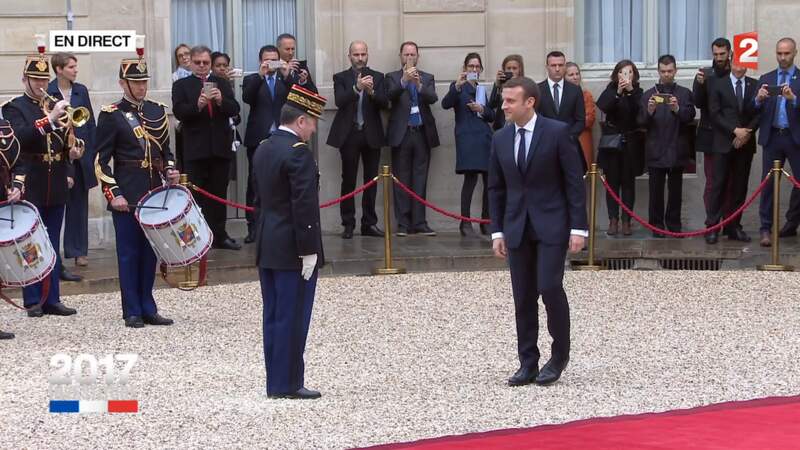 Le costume à 450€ d'Emmanuel Macron pour la passation de pouvoir