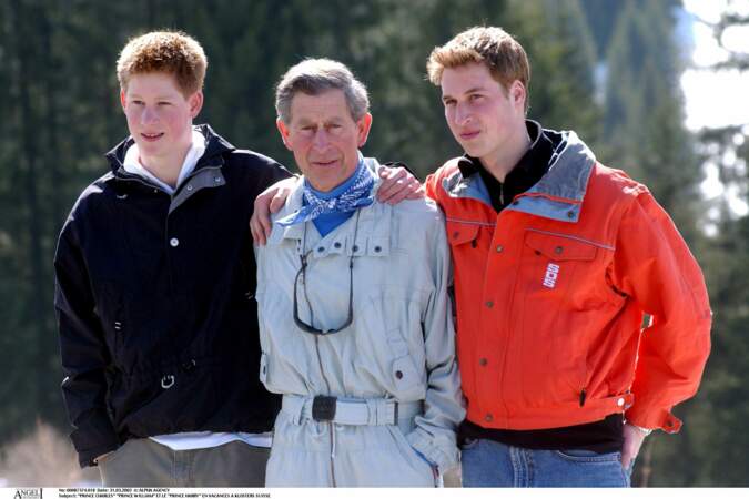 Le prince Charles, en compagnie de ses fils William et Harry, en vacances à Klosters, en Suisse, en 2002.