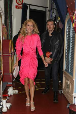 Céline Dion dans une robe rose flashy pour une visite au Moulin Rouge avec Pepe Munoz