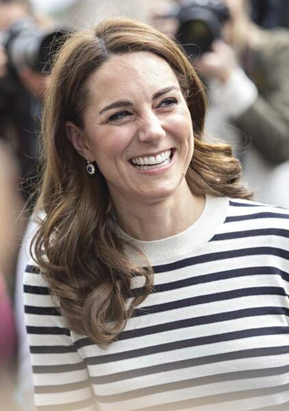 Pour camoufler ses cheveux blancs, Kate Middleton ne peut pas les colorer seulement faire desreflets, ici le 7 mai