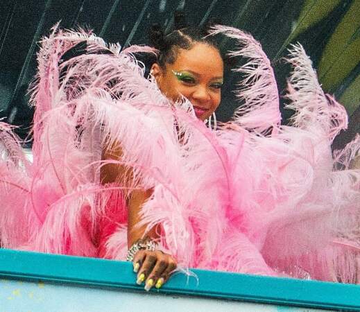 Son costume de plumes ne révèle que de subtiles parties de Rihanna : son visage et ses ongles vernis