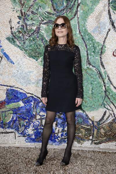 Isabelle Huppert en robe noire courte 