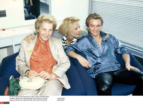 1985. Sylvie Vartan entre sa mère et son fils David