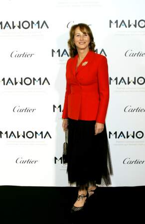 Ségolène Royal vêtue d'un blazer rouge et d'une jupe en tulle bleue marine à pois rouge
