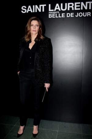 Chiara Mastroianni très chic en costume noir et veste à sequins