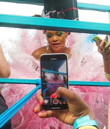 Faisant sensation, Rihanna voit braqués sur elles les téléphones et les appareils photos