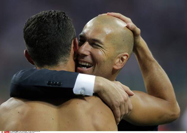 Etreinte passionnée entre Zizou et Cristiano Ronaldo juste après le but de la victoire - SIPA