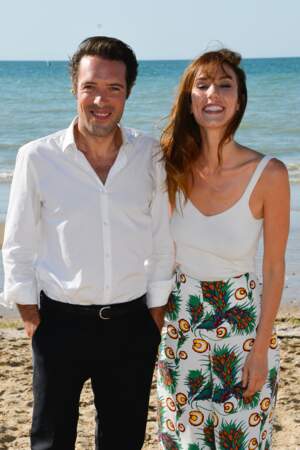 Le couple star de Monsieur et Madame Adelman pose sur la plage de Cabourg