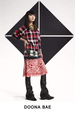 Doona Bae, l'actrice de "Sense 8", porte un look ultra contemporain de la collection Pre-Fall de Louis Vuitton.