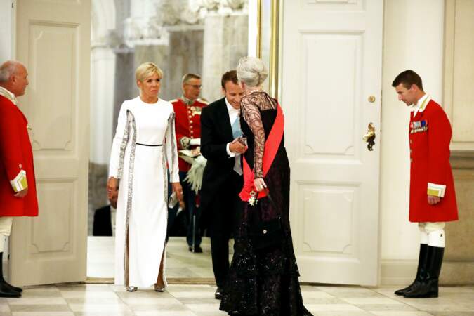 Brigitte Macron fait sensation en août dernier face à la reine Margrethe II de Danemark