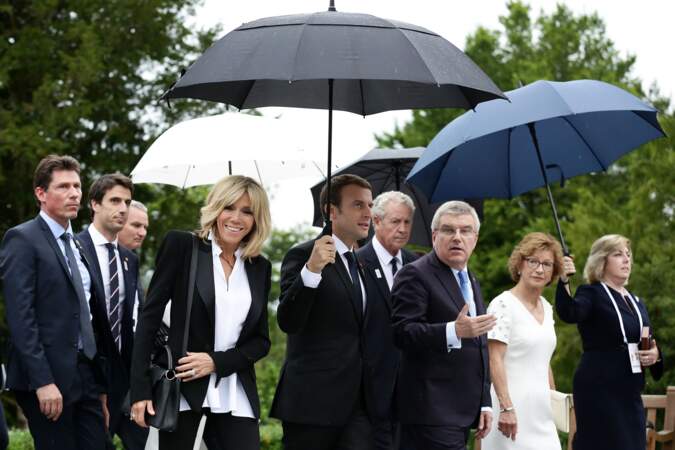 Brigitte Macron est restée souriante malgré la pression