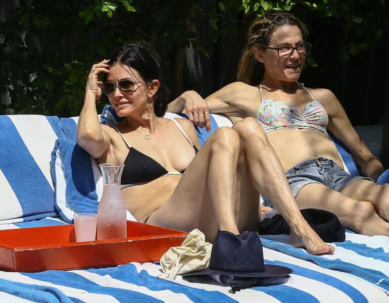 Courteney Cox, 52 ans, et une amie sur une plage à Miami.