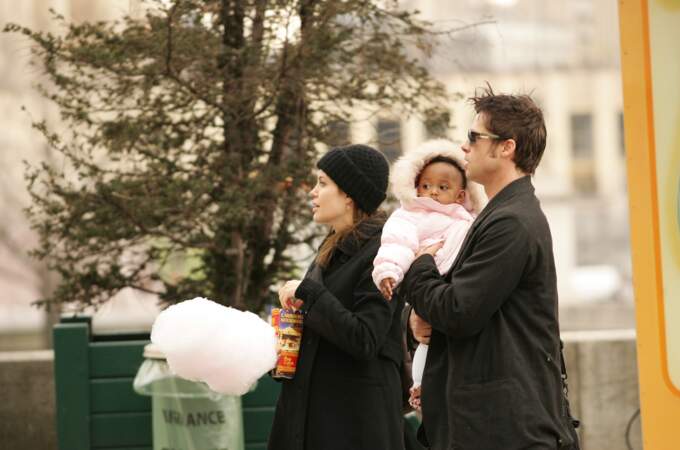 Brad Pitt, Angelina Jolie, Maddox et Zahara en 2006 à Paris