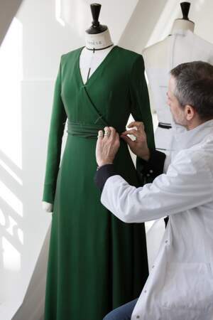 Les étapes de création de la robe vert émeraude d'Isabelle Huppert, signée Christian Dior