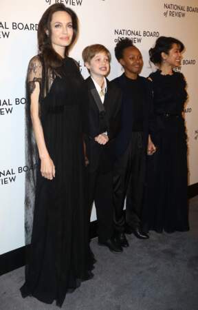 Angelina Jolie au gala des National Board of Review Annual Awards à New York, avec ses filles Shiloh et Zahara