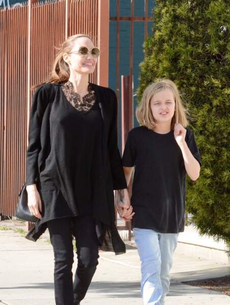 Angelina Jolie se balade dans les rues de Los Feliz avec sa fille Vivienne
