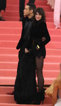 Charlotte Gainsbourg avait opté pour un look glam rock sur le tapis rouge du Met