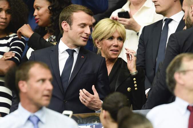 Le couple Macron tout sourire et amoureux à la finale de la Coupe de France