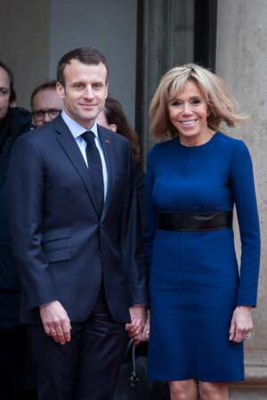 Brigitte Macron très chic en bleu et les cheveux au vent