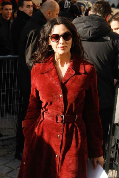 Chiquissime, Monica Bellucci associe robe en suède, créoles et lunettes de soleil pour le défilé Dior.