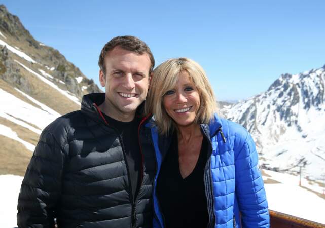 Emmanuel Macron et Brigitte prennent la pose en amoureux