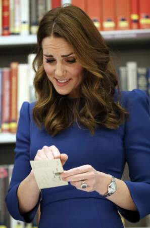 Kate Middleton avec sa montre Ballon Bleu de chez Cartier, au Musée de la Guerre de Londres, le 31 octobre.