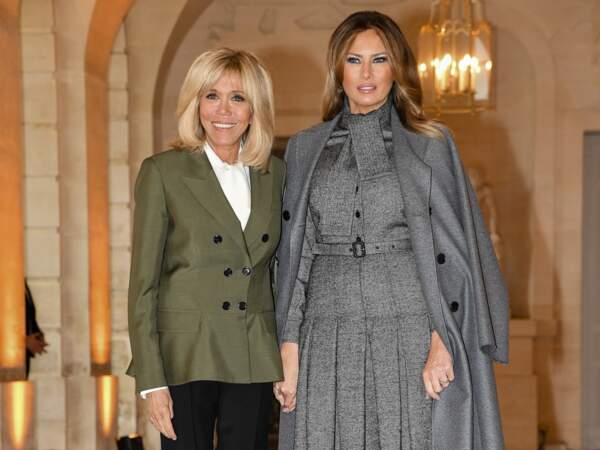 Brigitte Macron à côté d'une Melania Trump sculpturale en robe ceinturée Dior