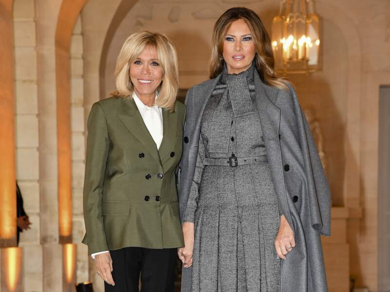 Brigitte Macron à côté d'une Melania Trump sculpturale en robe ceinturée Dior